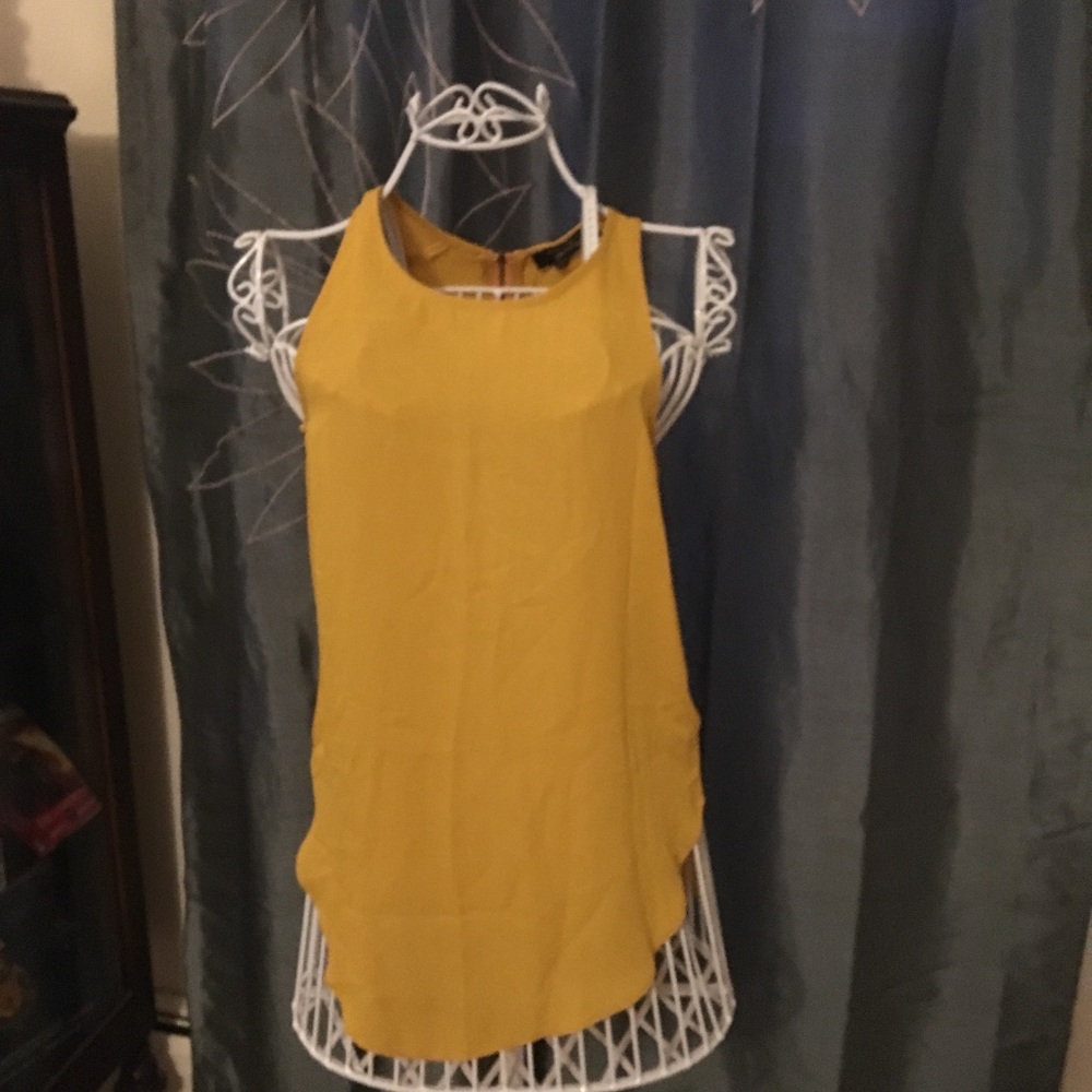 High bias, flattering fit, zipper enclosure